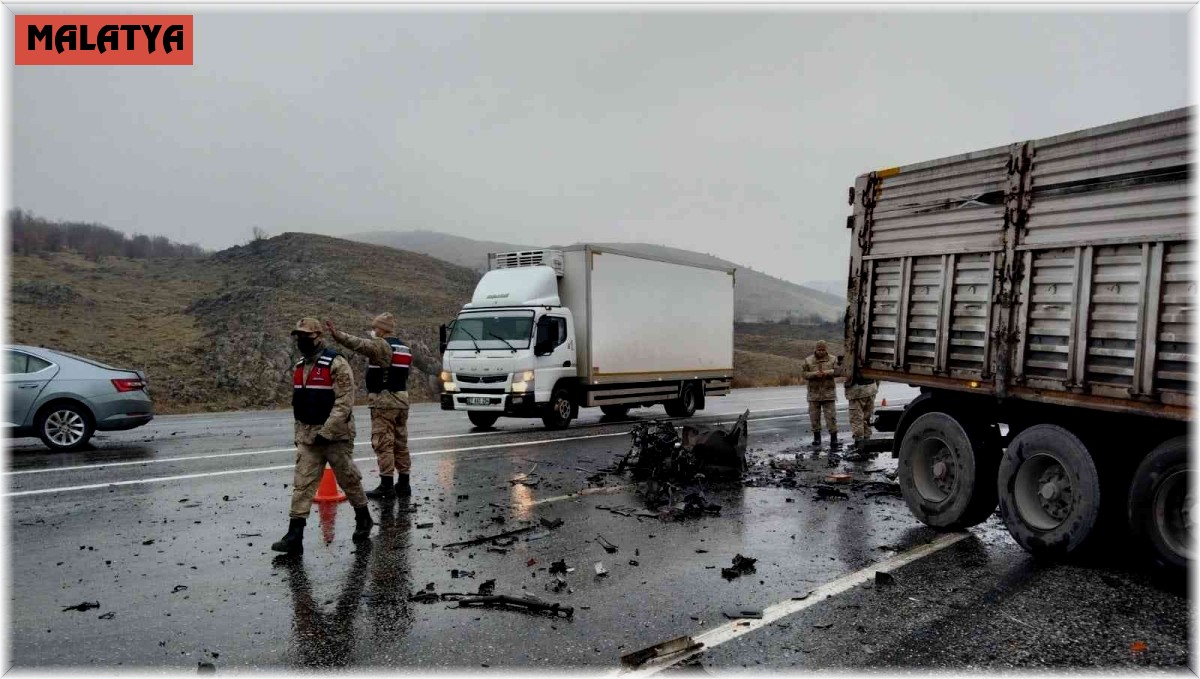 Malatya'da karşı şeride geçen tır 2 araca çarptı