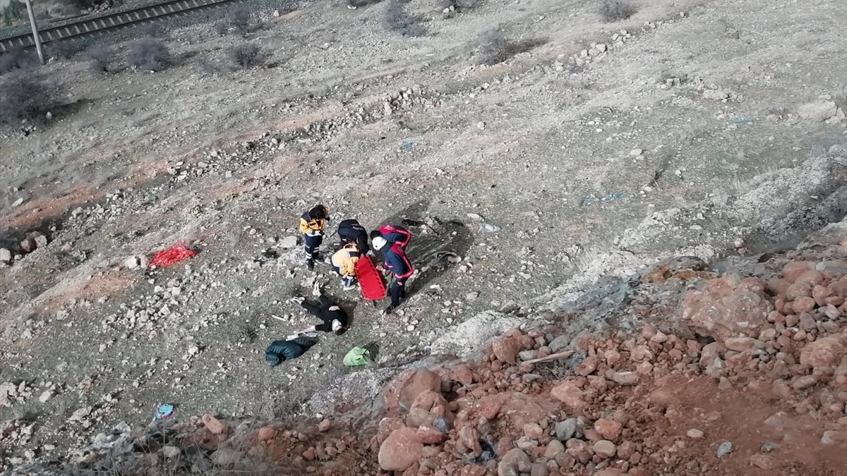Malatya'da kayalıklardan düşen kişi yaralandı