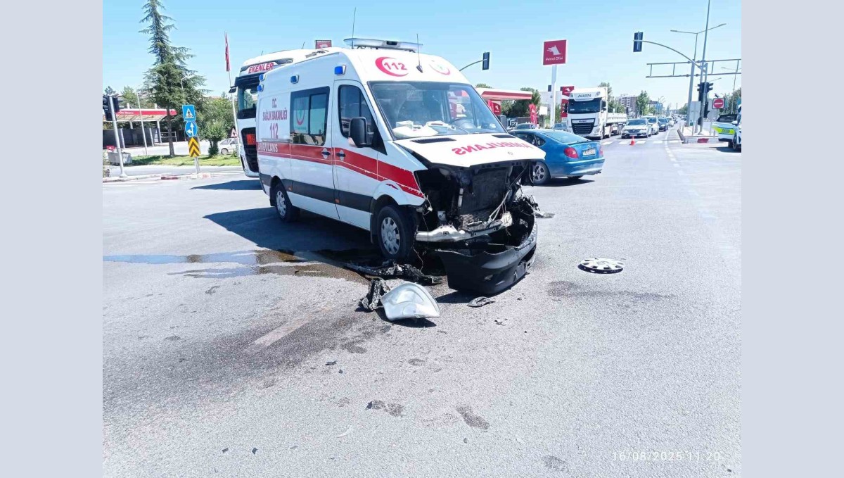 Malatya'da kaza ihbarına giden ambulans kaza yaptı