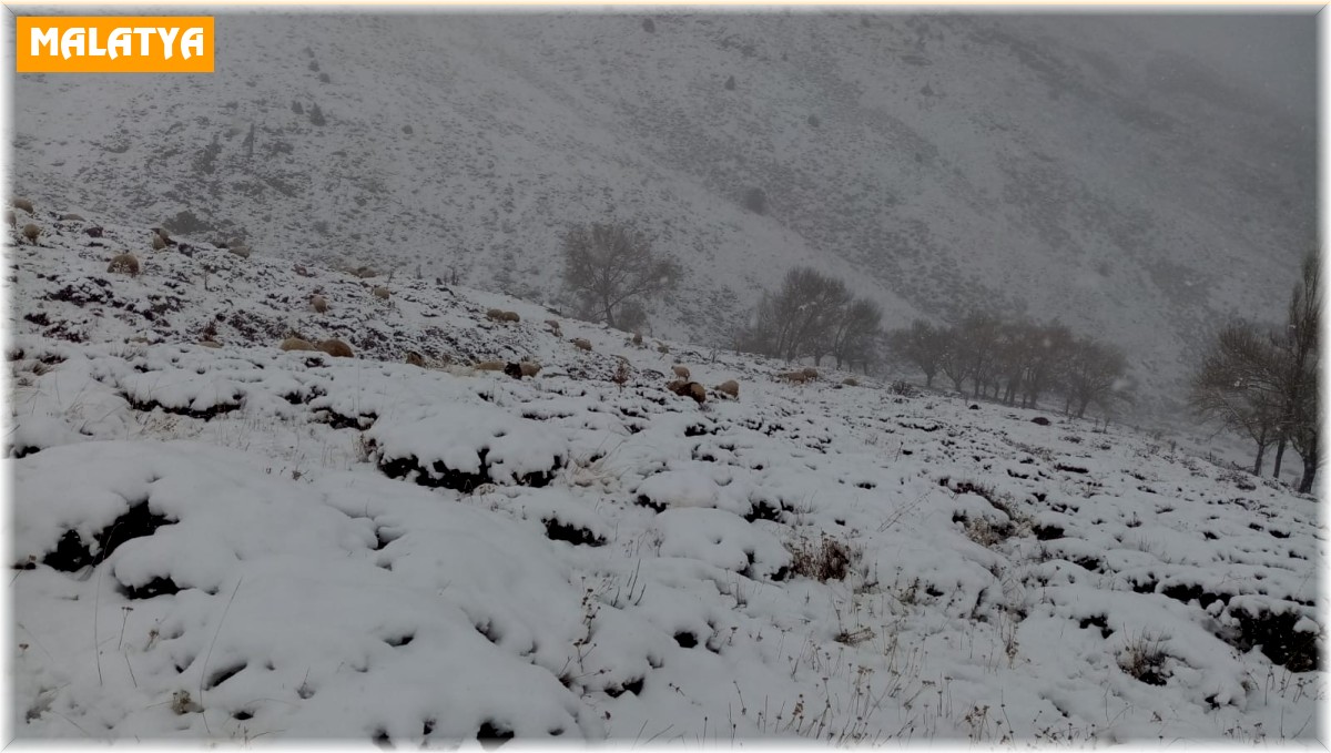 Malatya'da kent merkezinde yağmur, yüksek kesimlerde kar yağışı