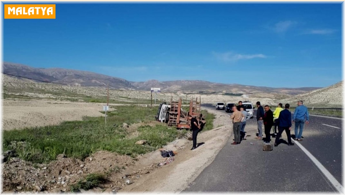 Malatya'da kepçe yüklü çekici devrildi: 1 yaralı