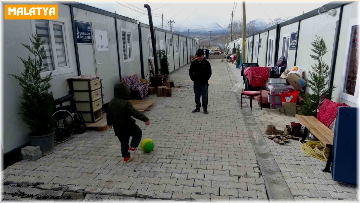 Malatya'da konteyner kentlerin kurulumu sürüyor