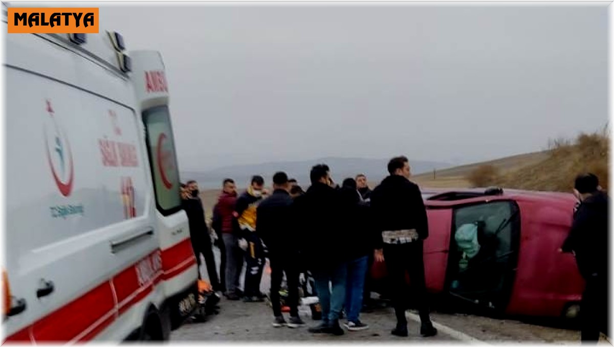 Malatya'da kontrolden çıkan araç yan yattı: 3 yaralı