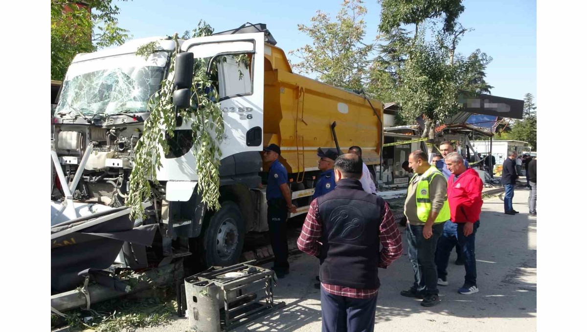 Malatya'da kontrolden çıkan hafriyat kamyonu iş yerlerine daldı: 4 iş yeri kullanılamaz hale geldi