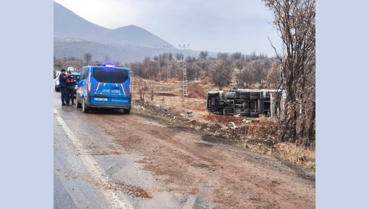 Malatya'da kontrolden çıkan kamyon devrildi: 1 yaralı
