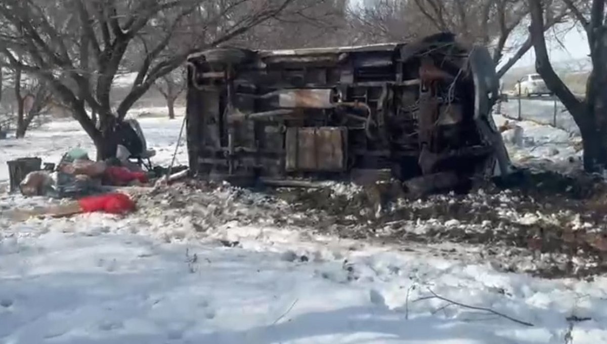 Malatya'da kontrolden çıkan minibüs kayısı bahçesine uçtu