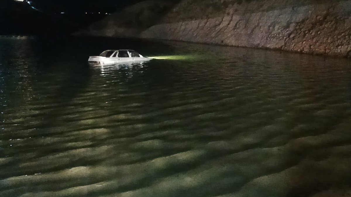 Malatya'da kontrolden çıkan otomobil gölete devrildi