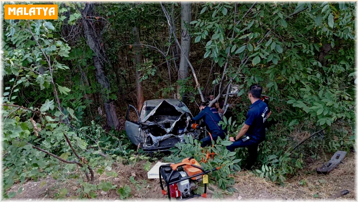 Malatya'da kontrolden çıkan otomobil şarampole devrildi: 2 yaralı