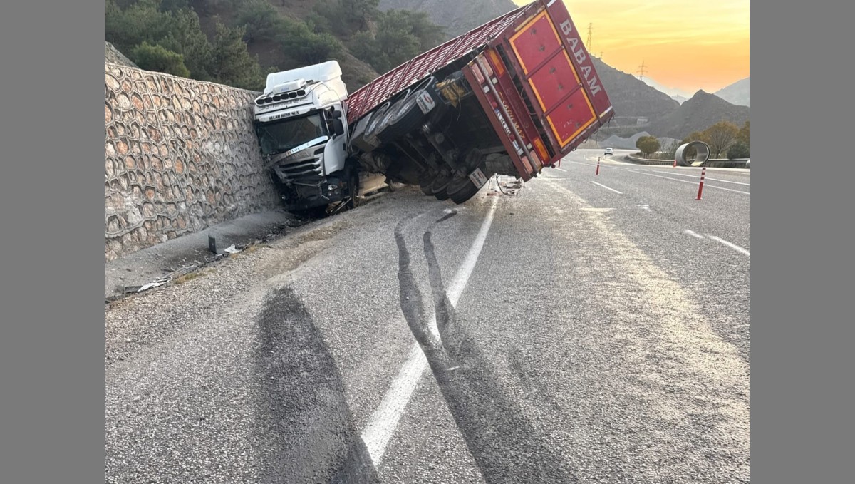 Malatya'da kontrolden çıkan tır istinat duvarına çarptı: 1 yaralı