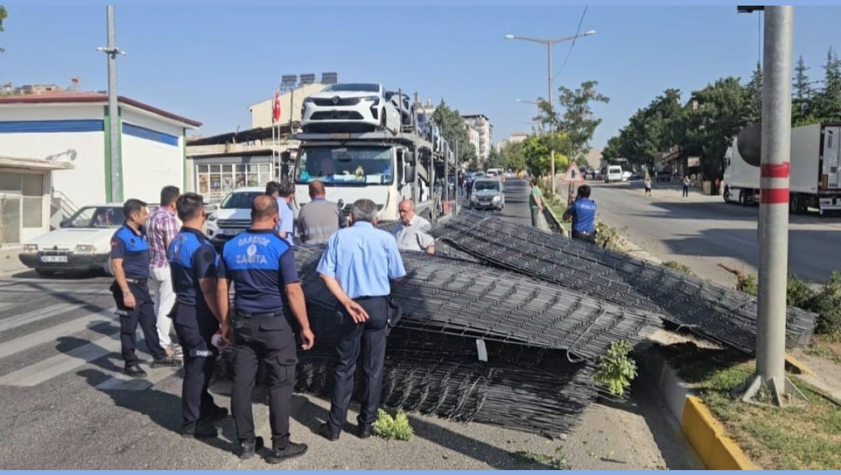 Malatya'da kontrolden çıkarak karşı şeride geçen araç korkuttu