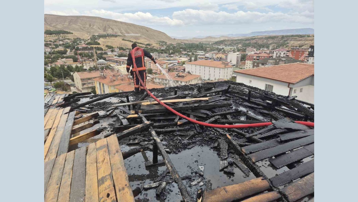 Malatya'da korkutan çatı yangını