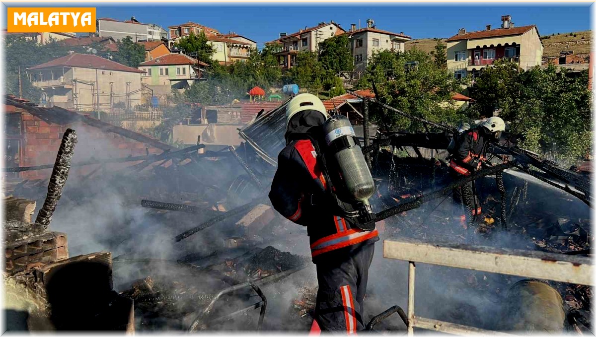 Malatya'da korkutan çatı yangını