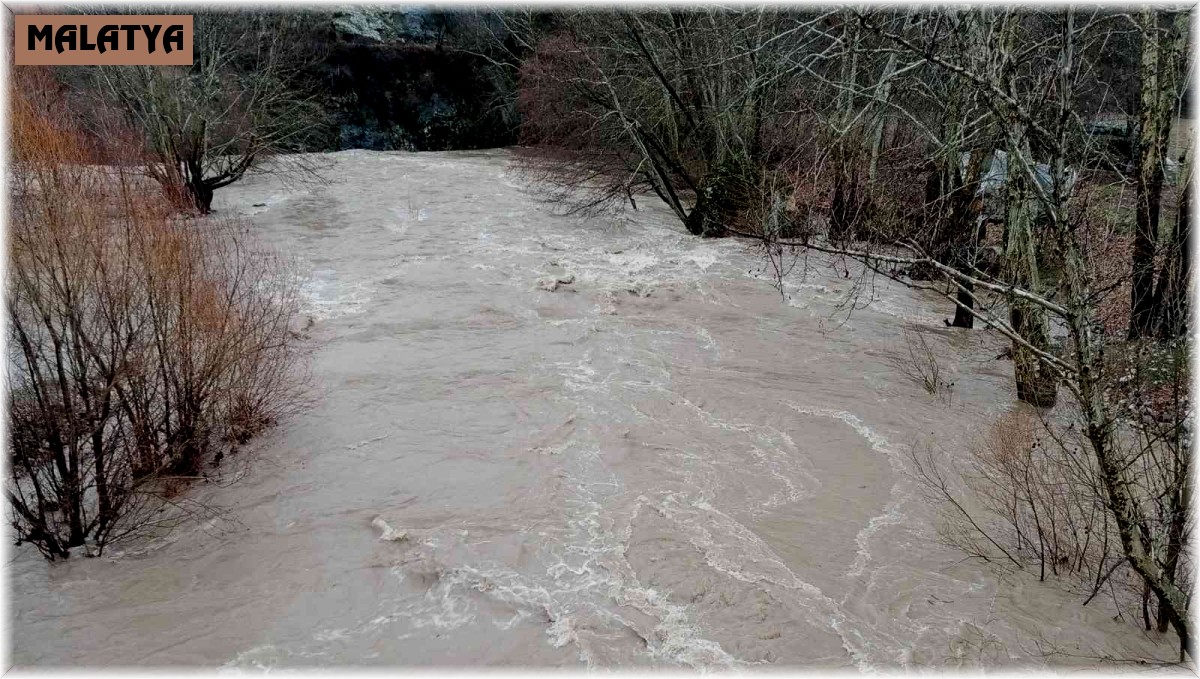 Malatya'da Kozluk Çayı taştı, yollar su altında kaldı
