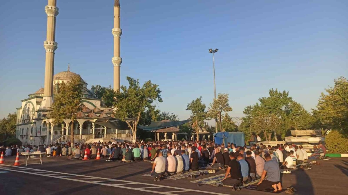 Malatya'da Kurban Bayramı namazında camiler doldu