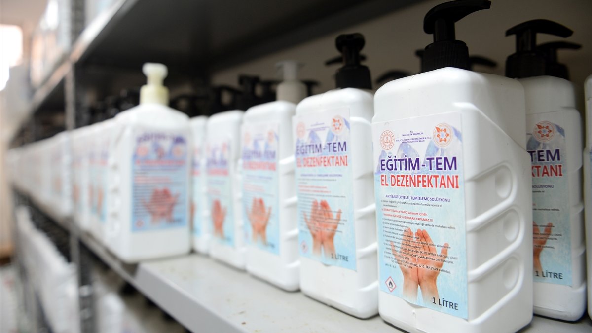 Malatya'da liseli öğrencilerin ürettiği 237 ton hijyen malzemesi okullara dağıtıldı