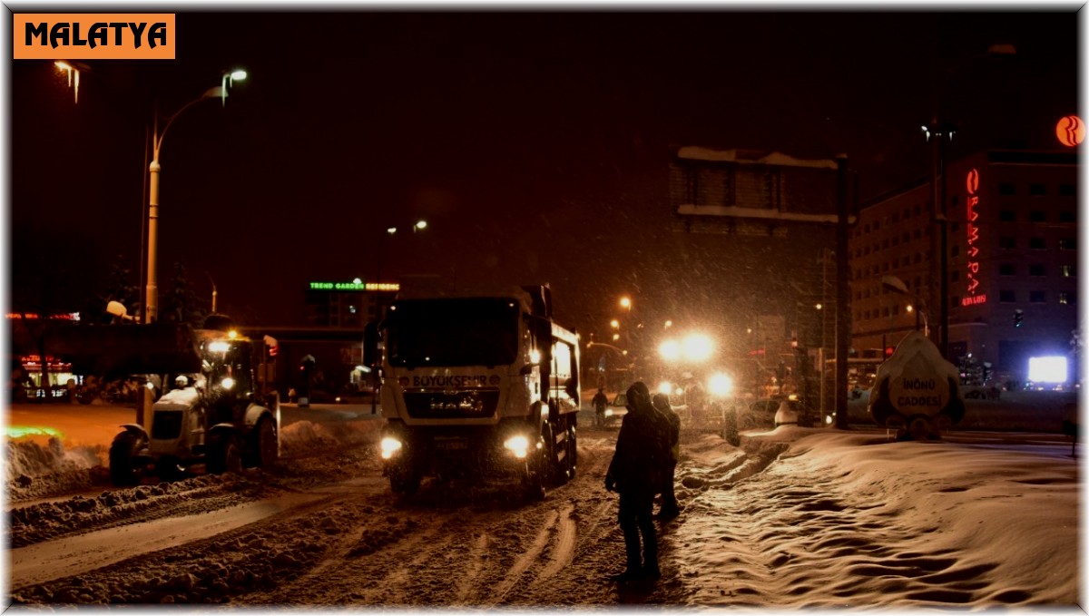 Malatya'da loğun kar mesaisi