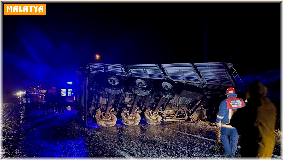 Malatya'da maden yüklü tır devrildi: 1 yaralı