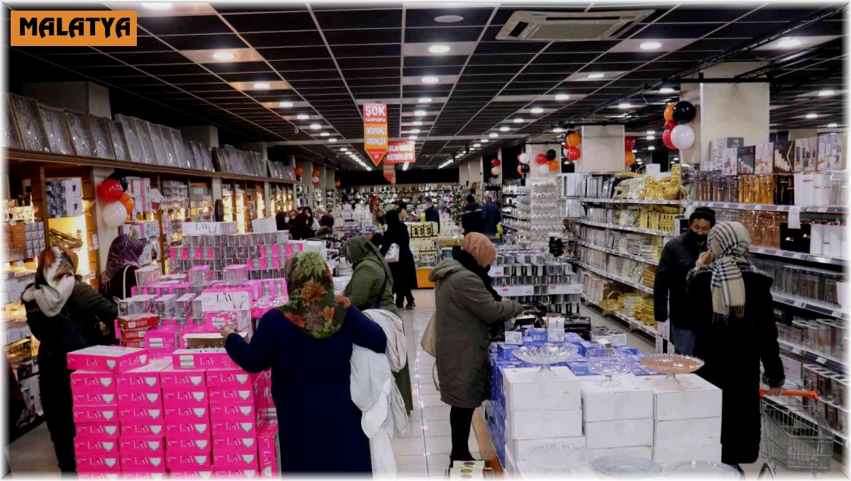 Malatya'da mağaza açılışında indirim izdihama neden oldu