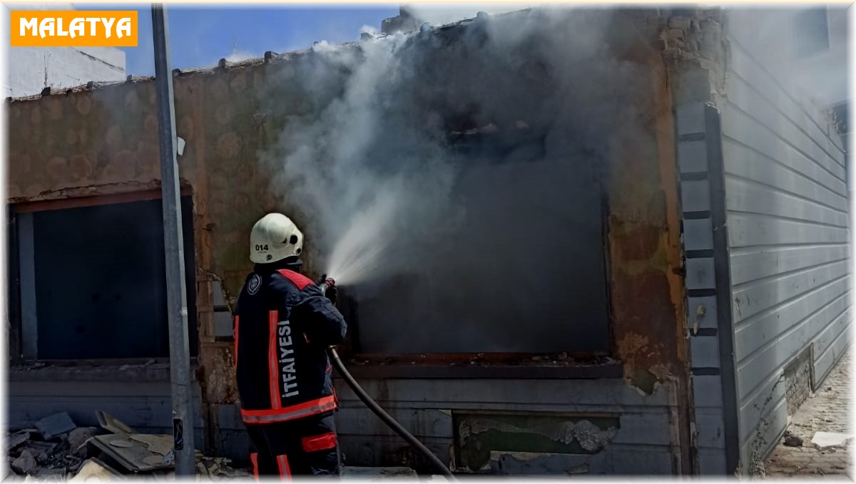 Malatya'da, metruk ev yangını