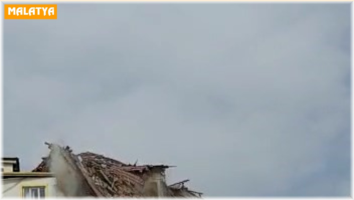 Malatya'da meydana gelen depremde binaların yıkılma anı cep telefonuna yansıdı