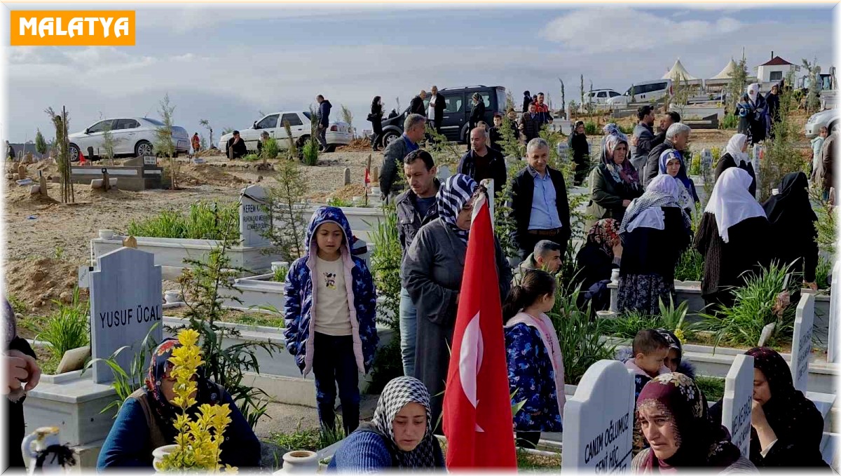 Malatya'da mezarlıkta hüzünlü bayram