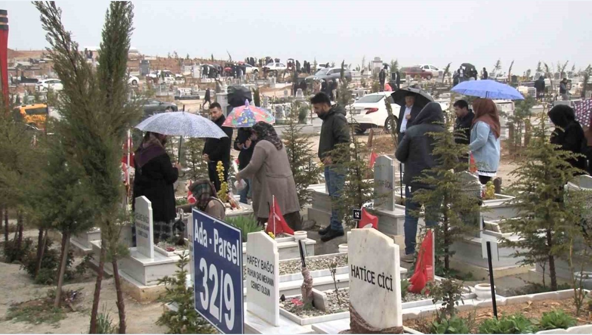 Malatya'da mezarlıkta hüzünlü bayram