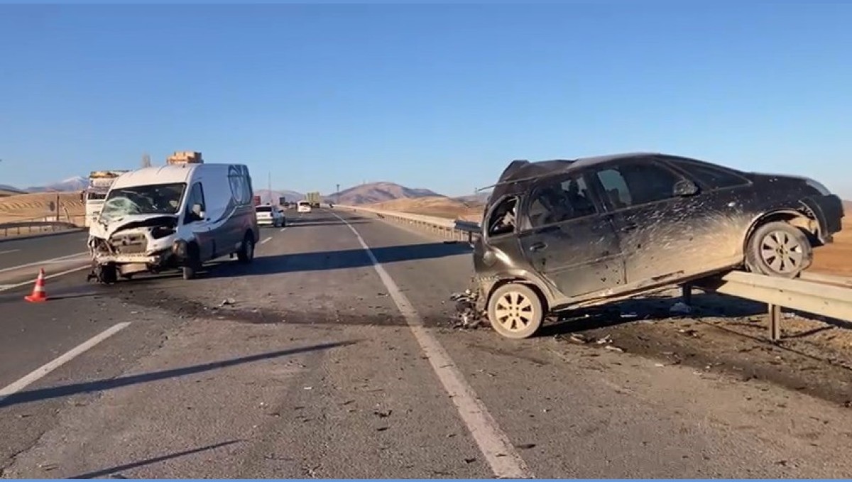 Malatya'da minibüs ile otomobil çarpıştı: 1'i ağır 3 yaralı