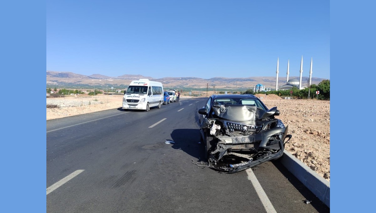 Malatya'da minibüs ile otomobil çarpıştı: 9 yaralı