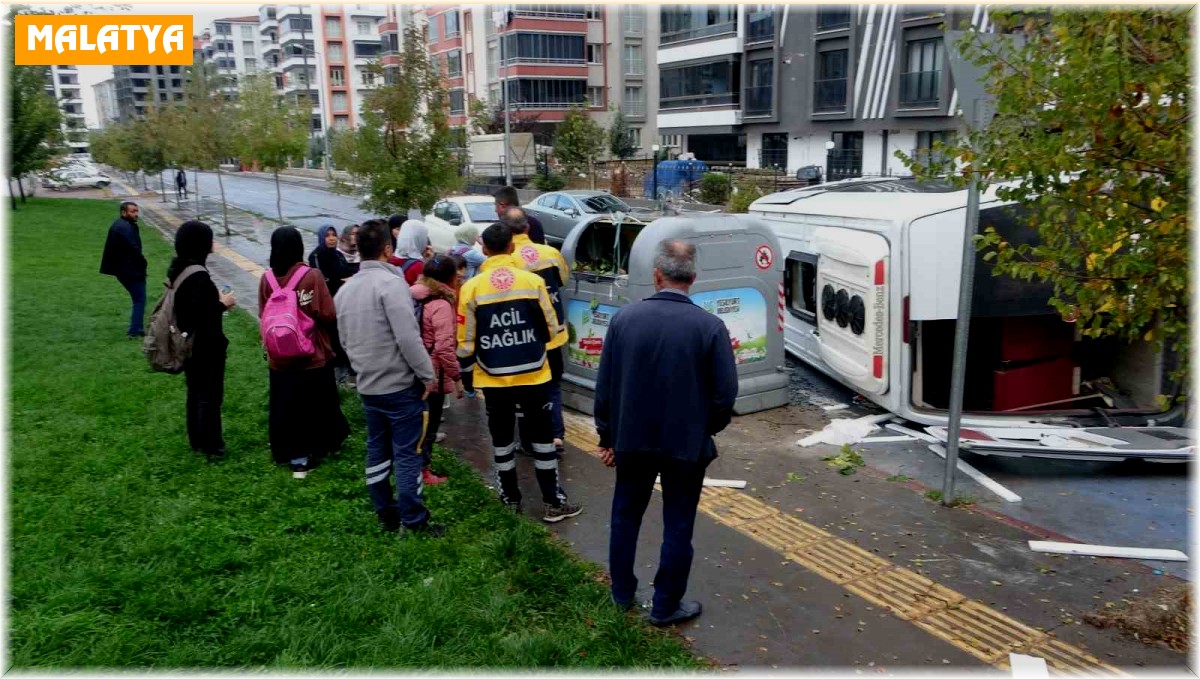 Malatya'da minibüsle çarpışan öğrenci servisi devrildi