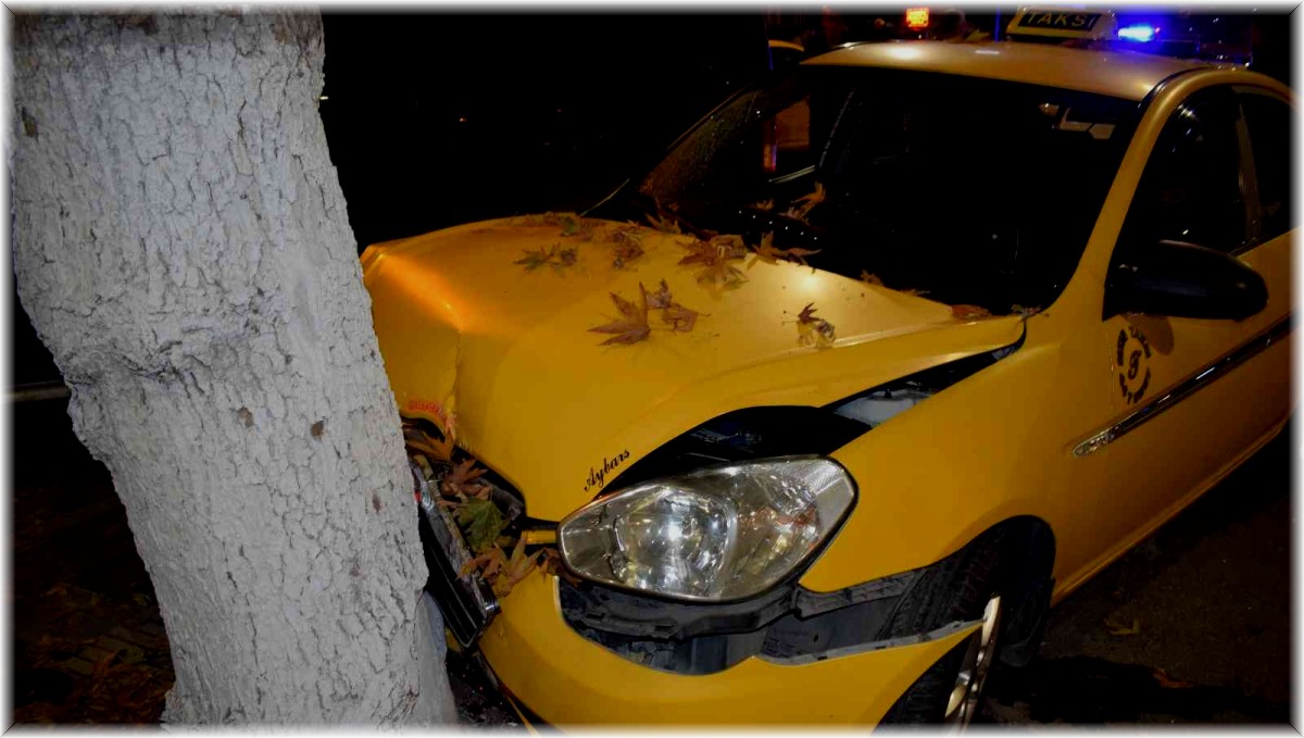 Malatya'da minibüsün çarptığı ticari araç hurdaya döndü: 1 yaralı