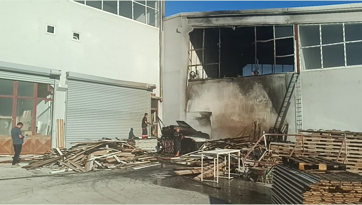 Malatya'da mobilya imalathanesinde korkutan yangın