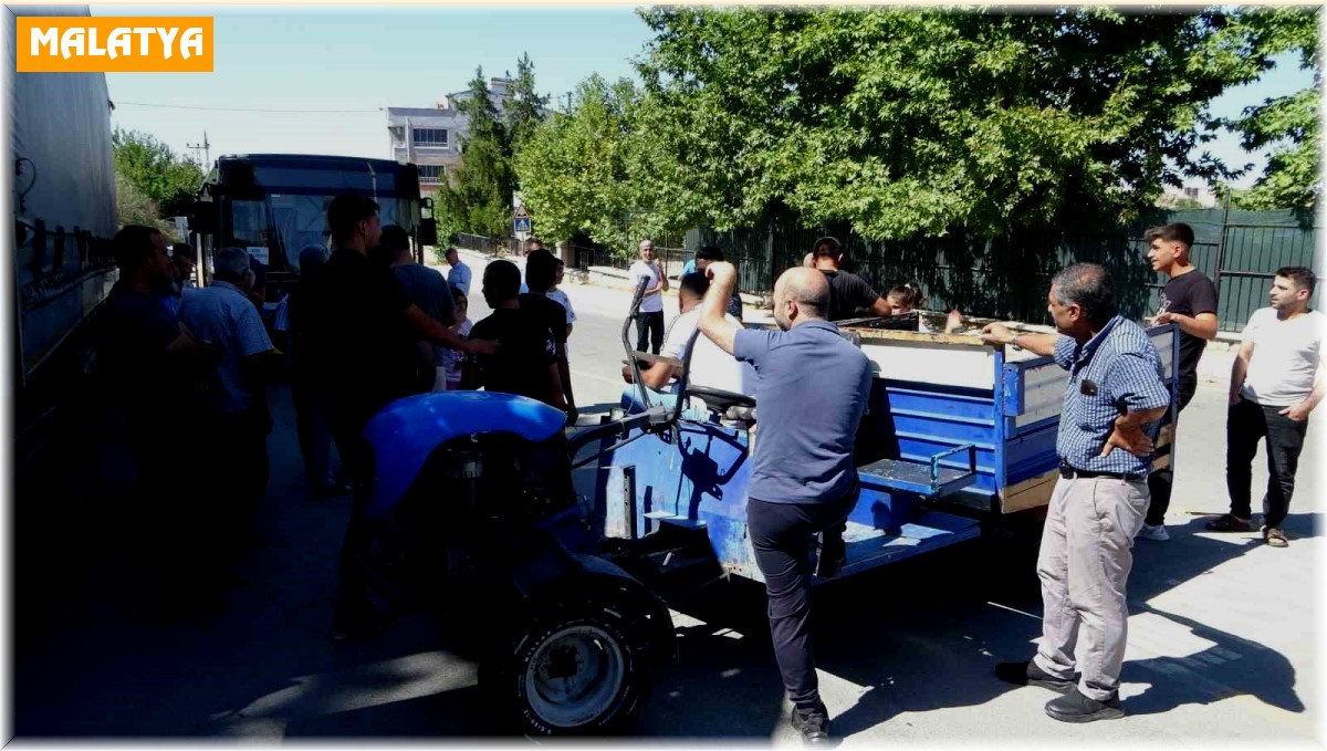 Malatya'da MOTAŞ'ın hatlarını iptal ettiği mahalleli çapa motoru ile yol kesti