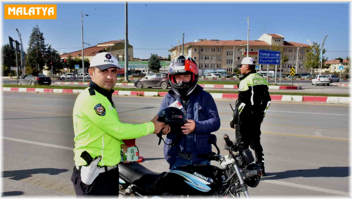 Malatya'da motosiklet sürücülerine ücretsiz kask dağıtıldı