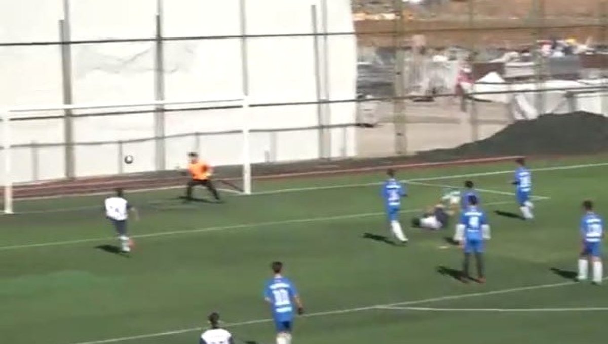 Malatya'da okul sporları futbol müsabakasında ayakta alkışlanan gol