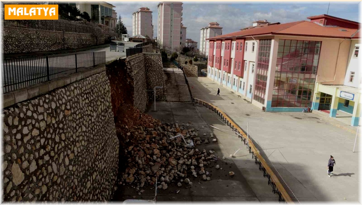 Malatya'da okulun istinat duvarı çöktü