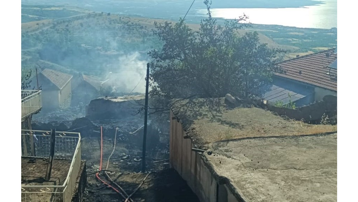 Malatya'da örtü yangını: 2 ev küle döndü