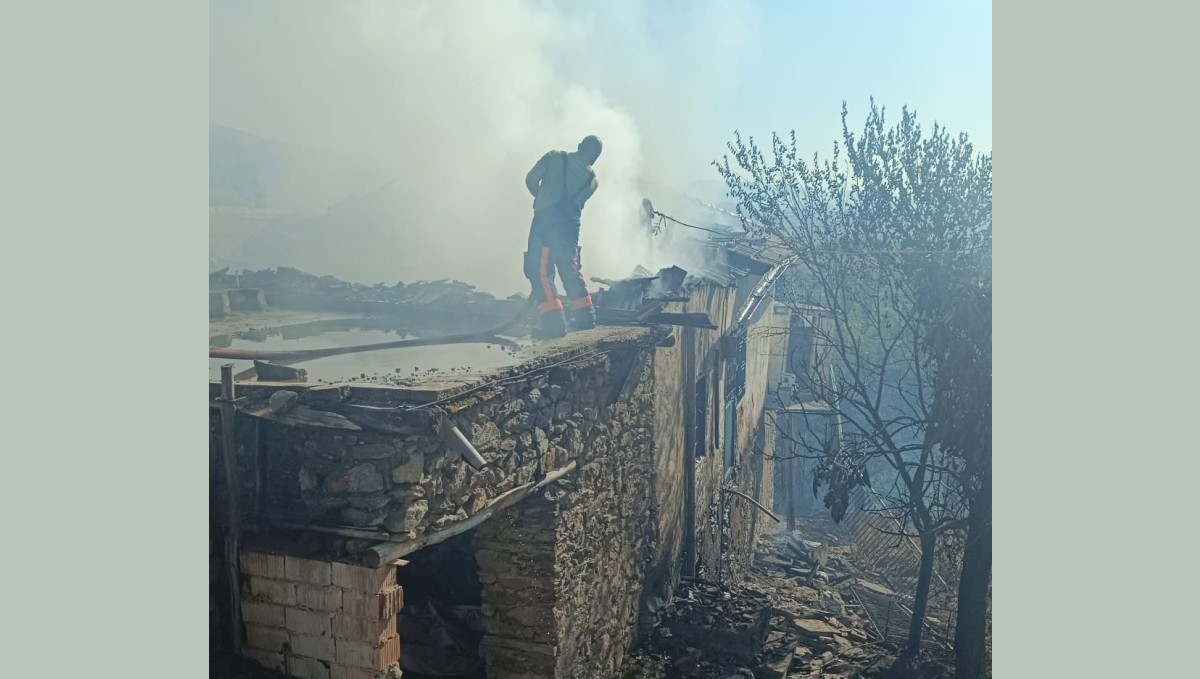 Malatya'da örtü yangını: İki ev kül oldu