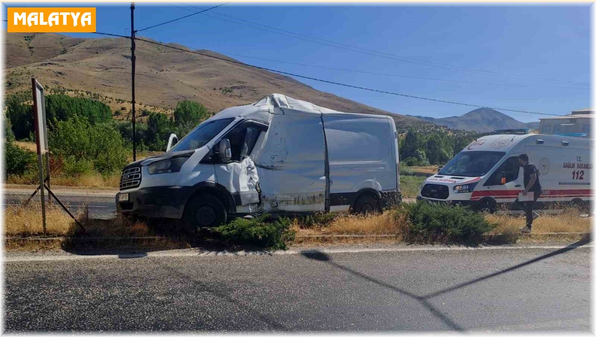 Malatya'da otobüs ile kamyonet çarpıştı, 1 yaralı