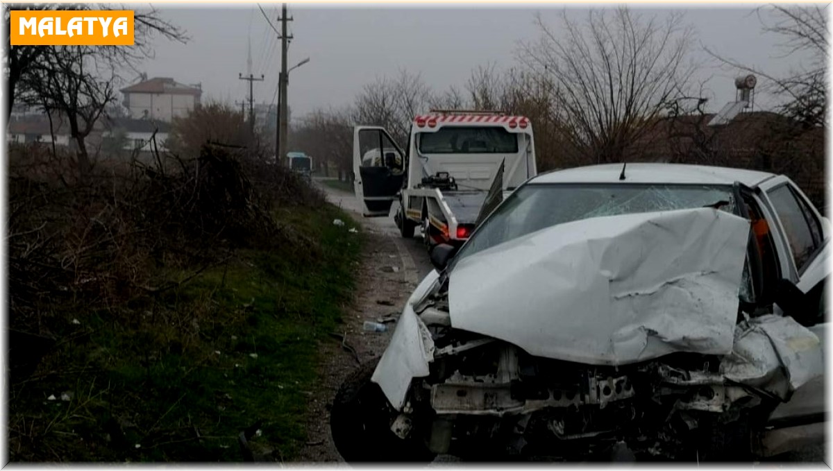 Malatya'da otobüs ile otomobil çarpıştı: 7 yaralı