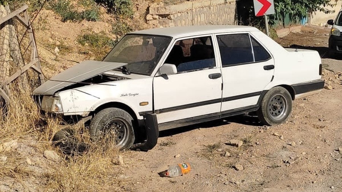Malatya'da otomobil bahçe korkuluklarına çarptı: 3 yaralı