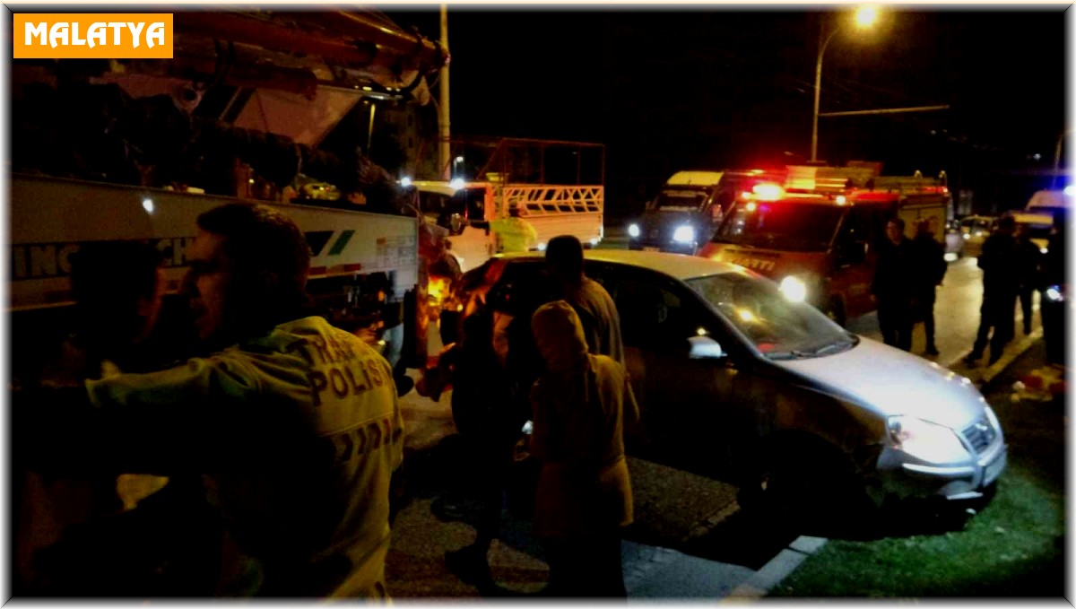 Malatya'da otomobil beton pompa aracı ile refüj arasına sıkıştı