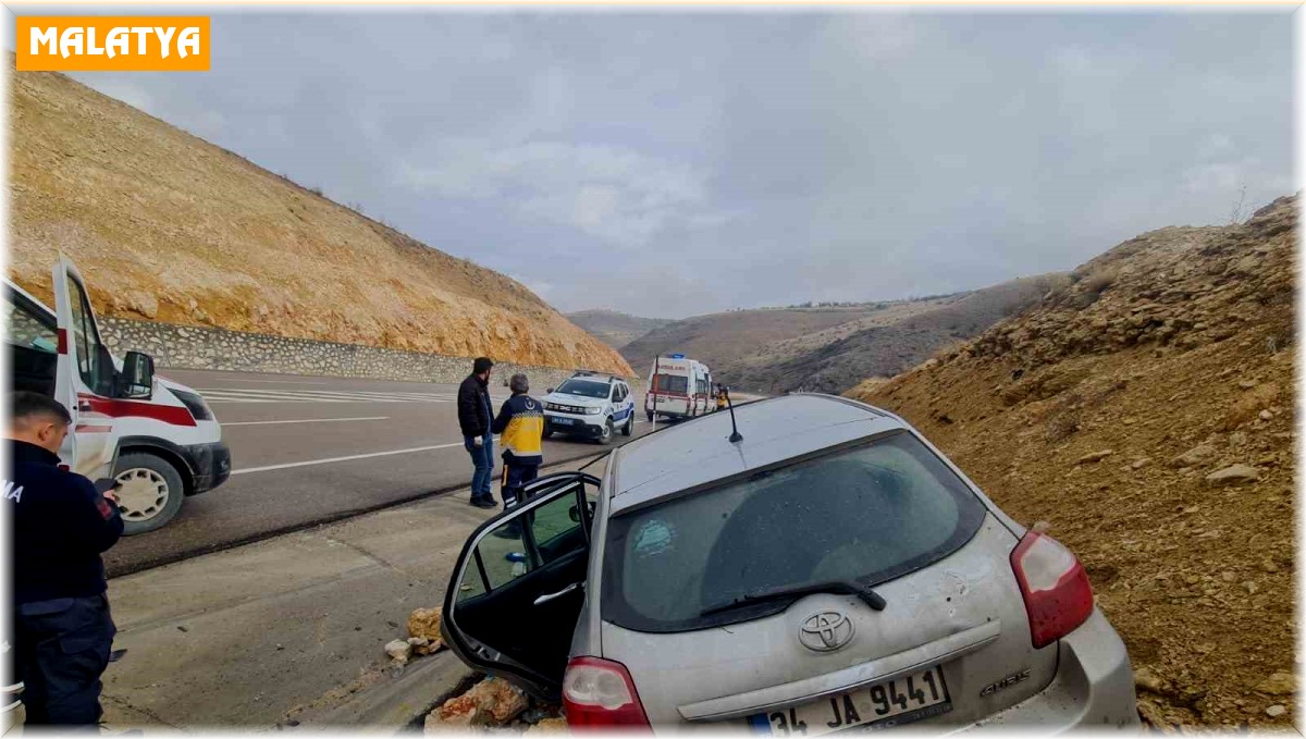 Malatya'da otomobil drenaj kanalına düştü: 3 yaralı