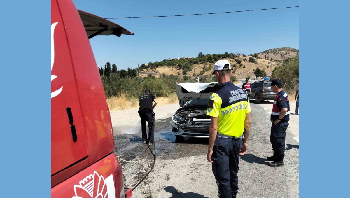 Malatya'da otomobil ile çapa motoru çarpıştı: 3 yaralı