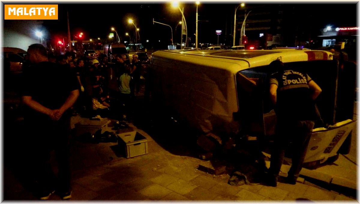 Malatya'da otomobil ile çarpışan işçi servisi devrildi: 1 ölü, 13 yaralı