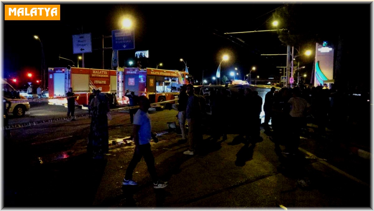 Malatya'da otomobil ile çarpışan işçi servisi devrildi: Çok sayıda yaralı var