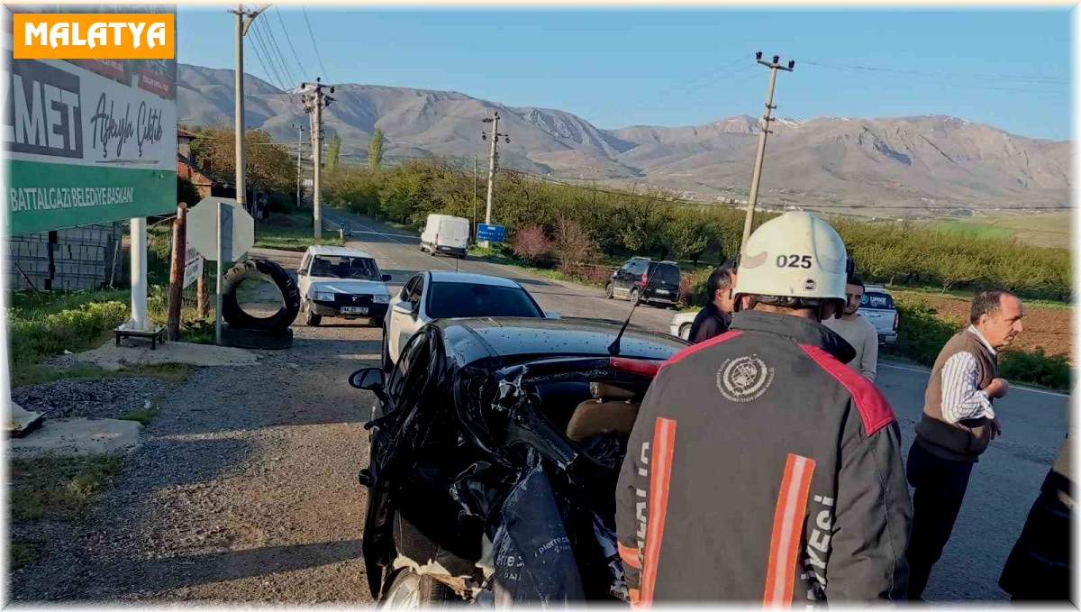 Malatya'da otomobil ile çarpışan yolcu otobüsü devrildi: 1'i ağır 22 yaralı