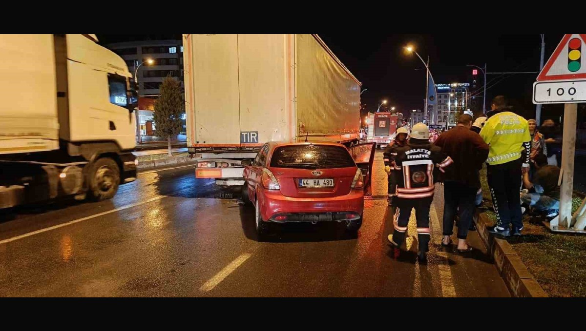 Malatya'da otomobil ile tır çarpıştı: 3 yaralı
