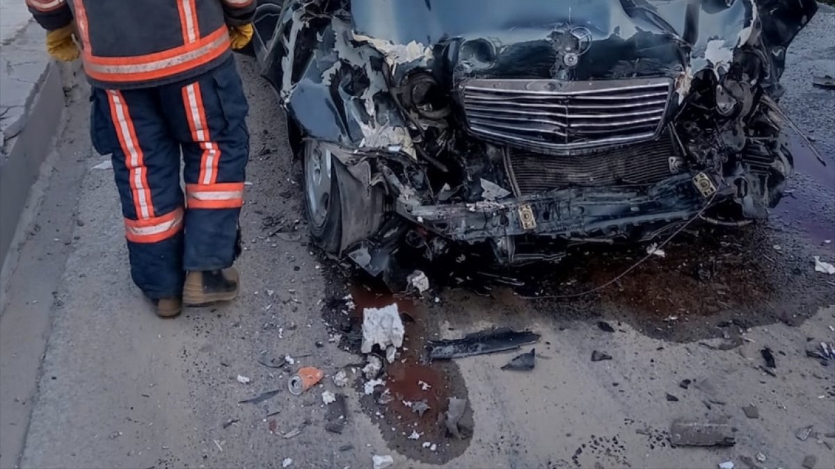 Malatya'da otomobil minibüse çarptı, 1 kişi öldü, 1 kişi yaralandı