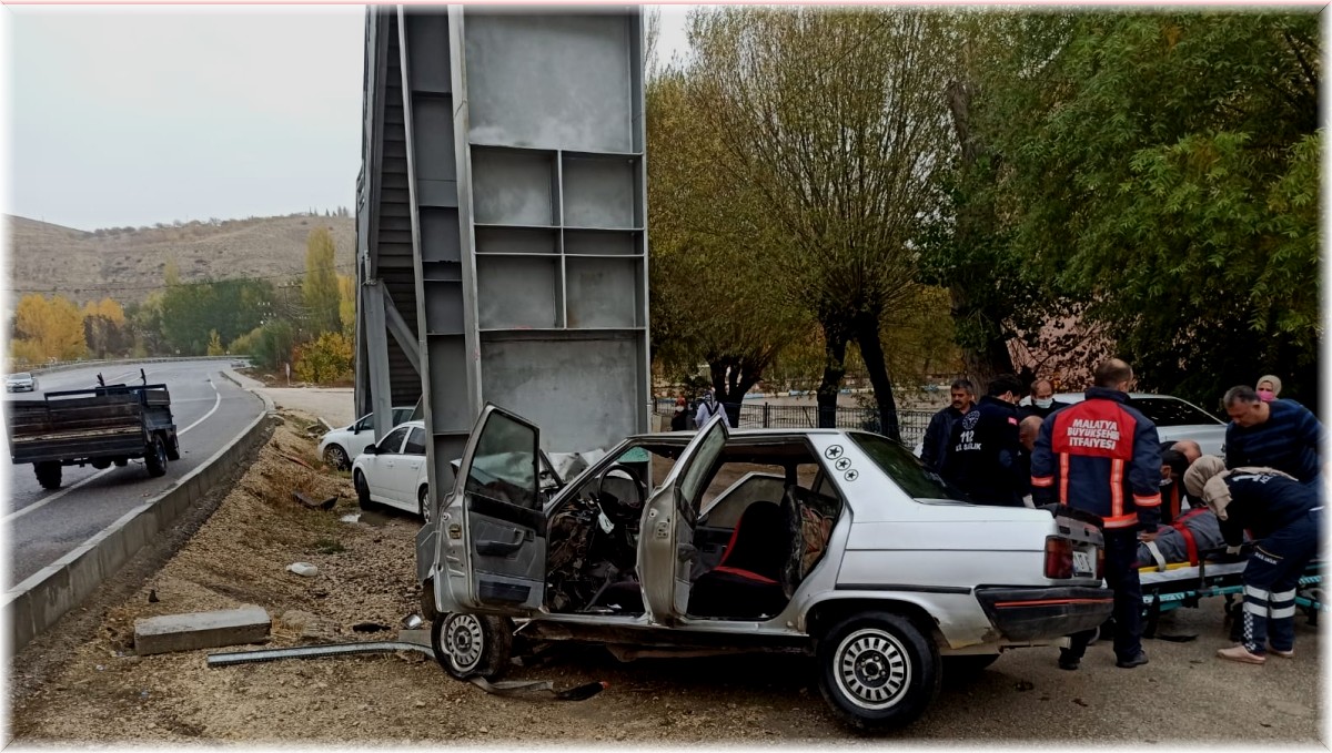 Malatya'da otomobil üst geçidin ayağına çarptı: 1 ölü, 1 yaralı