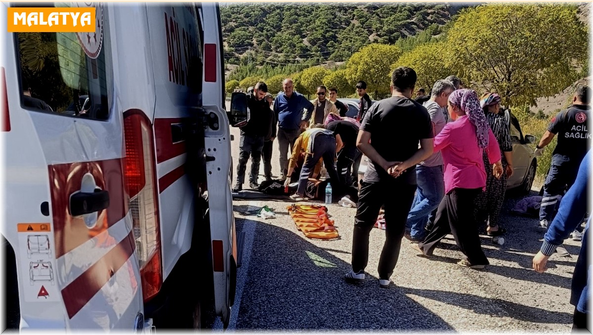 Malatya'da otomobil yön levhasına çarptı 4 yaralı